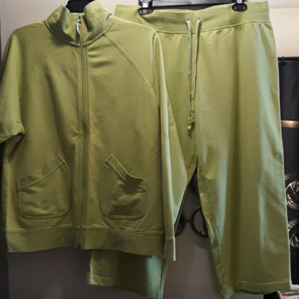 Hanes athletic lounge wear zip up jacket and capri set. Size XL green